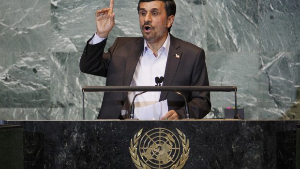 Íránský prezident Mahmúd Ahmadínežád gestikuluje během projevu v Radě Bezpečnosti OSN