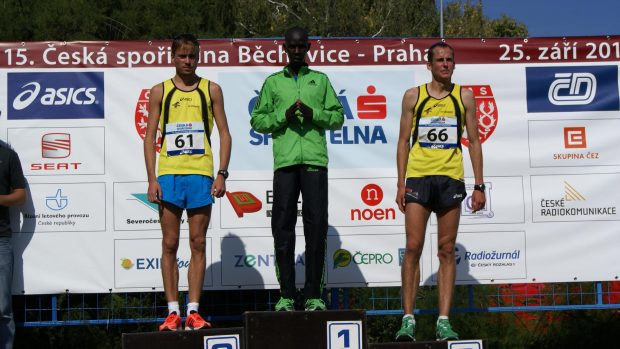 Absolutní stupně vítězů běhu Běchovice-Praha: zleva Milan Kocourek, Elisha Kiprotich Sawe, Jan Kreisinger