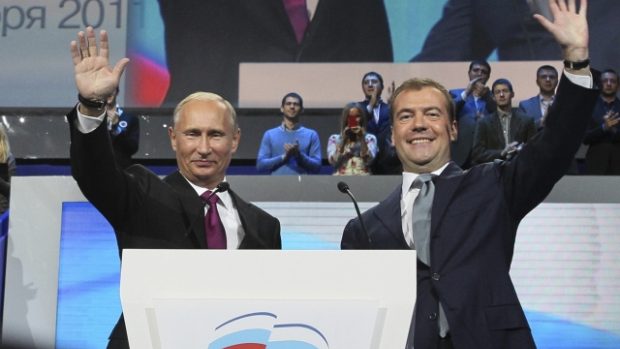 Ruský premiér Vladimir Putin (vlevo) a prezident Dmitrij Medveděv mávají na sobotním sjezdu vládní strany Jednotné Rusko v Moskvě
