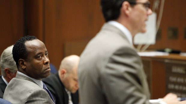 Conrad Murray poslouchá řeč svého obhájce Edda Chernoffa při losangeleském procesu