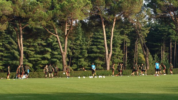 I kapitán Seedorf se zapojil do baga na tréninku fotbalistů AC Milán