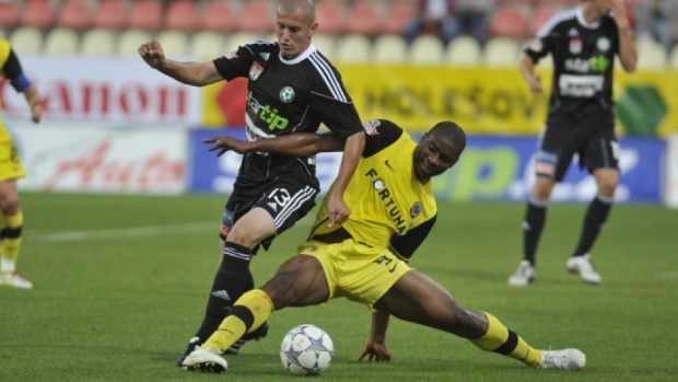 Fotbalisté Sparty (ve žlutém) uspěli na hřišti Příbrami