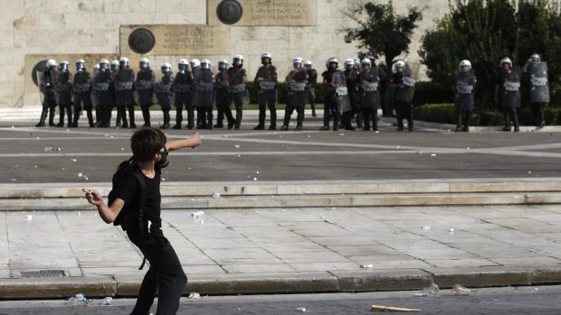 Výtržníci zaútočili na policisty kameny před budovou parlamentu.