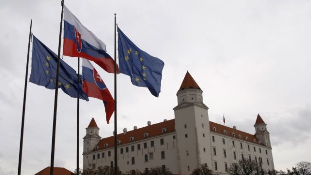 Vlajky Slovenska a EU před bratislavským hradem