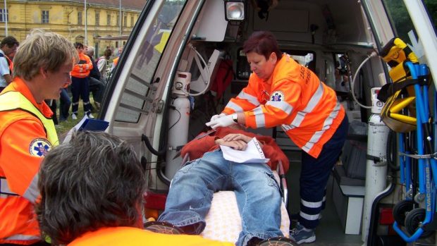 Zásah záchranářů při simulovaném výbuchu - nakládání pacienta do sanitky