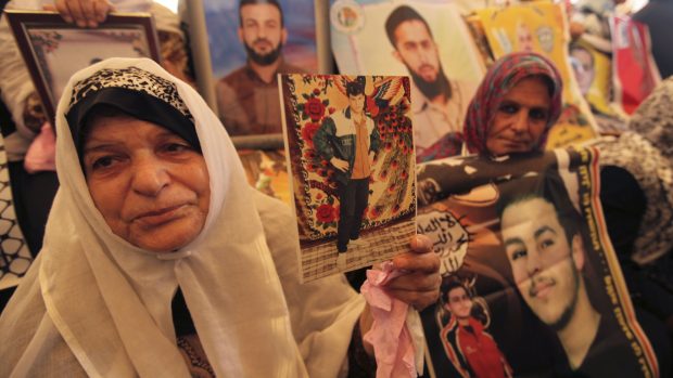 Výměna Gilada Šalita. Palestinské ženy drží fotky svých synů zatčených Izraelci, kteří by se nyní měli dostat na svobodu