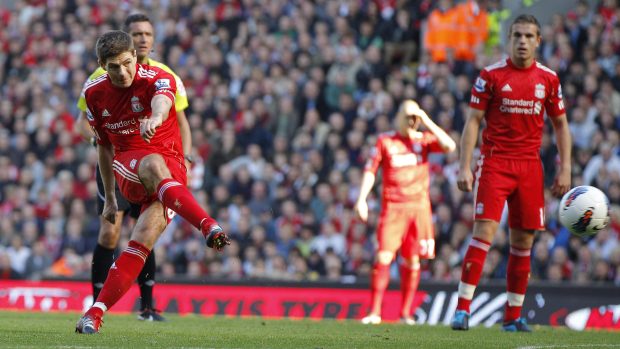 Steven Gerrard právě střílí gól do sítě Manchesteru
