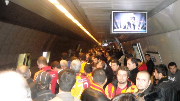 Fanoušci Galatasaray Istanbul čekají na metro