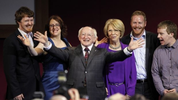 Michael Higgins se raduje z vítězství v prezidentských volbách