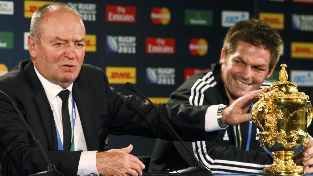 Dnes už bývalý kouč ragbistů Nového Zélandu Graham Henry s kapitánem mužstva Richiem McCawem