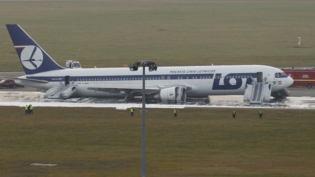 nouzové přistání Boeingu 767 ve Varšavě