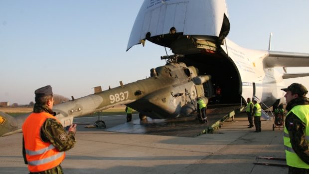 Jeden ze tří vrtulníků, které létaly v Afghánistánu, dovezl na letiště v Přerově-Bochoři obří dopravní letoun An-124 Ruslan