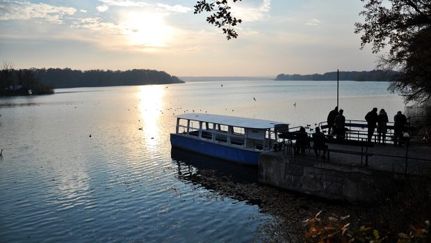 Stanoviště výletních lodí krátce před západem slunce