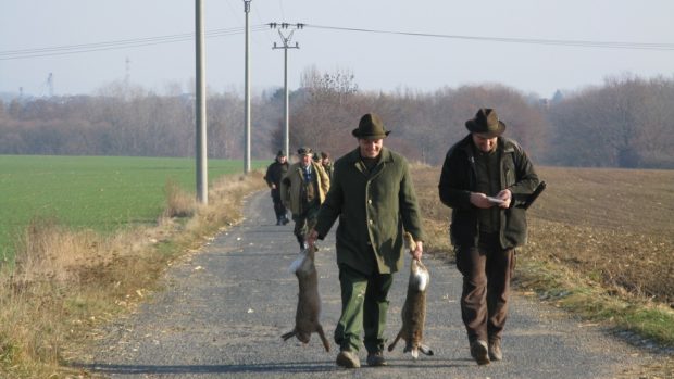 Příchod myslivců k policejní hlídce