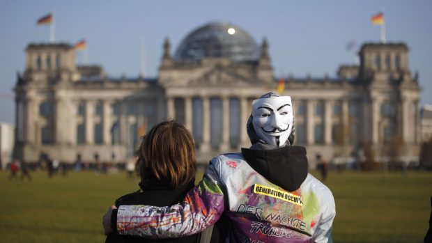 Protestující před budovou Reichstagu