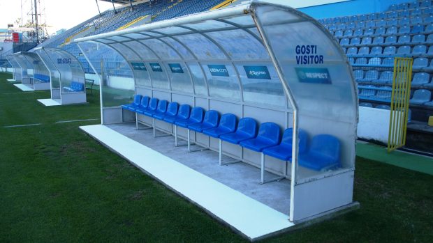 Na této lavičce může František Komňacký oslavit šedesátiny postupem na EURO 2012