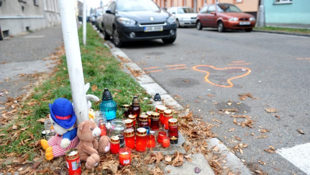 Místo tragické události v Hradci Králové, při níž řidič usmrtil dvě děti