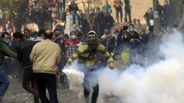 Střety demonstrantů s egyptskou policií u náměstí Tahrír v Káhiře