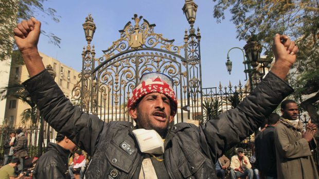 Lidé protestují před sídlem egyptské vlády v Káhiře.
