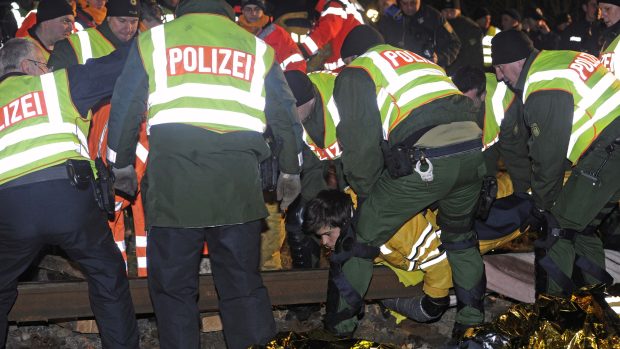 Policisté uvolňují mladíka, který protestuje proti úložišti jaderného odpadu v německém Gorlebenu a který se připoutal řetězem ke koleji na železniční trati. Snímek je z oblasti u města Lueneburg