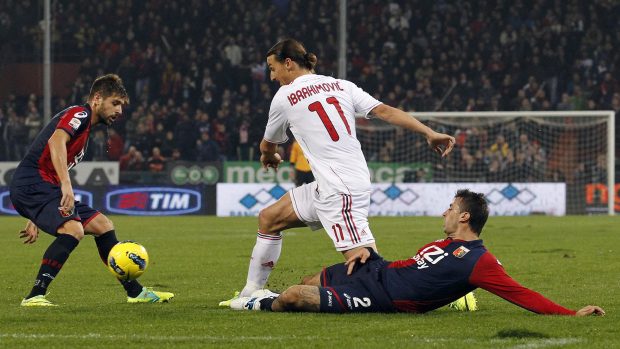 Zlatan Ibrahimovic proniká janovskou obranou