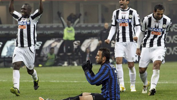 Giampaolo Pazzini z Interu Milán neproměnil proti Udine penaltu a pohřbil tak naději na vyrovnání