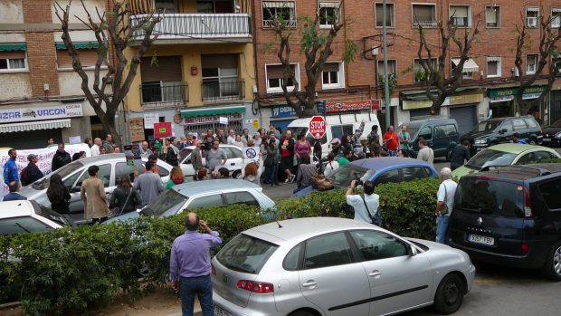 Před domem se sešli aktivisté, kteří jsou rozhodnuti zabránit vystěhování Adnanovy rodiny. Podobné akce jsou ve Španělsku na denním pořádku.