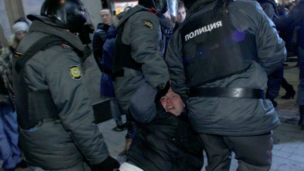 Policie opět zatýká opoziční aktivisty, kteří protestují proti nečestným volbám