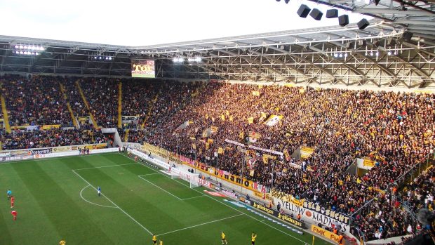 Rudolf-Harbig Stadion (Glückgas Arena) v Drážďanech. Vejde se tam přes třicet tisíc lidí, což je i na druhou ligu někdy málo.