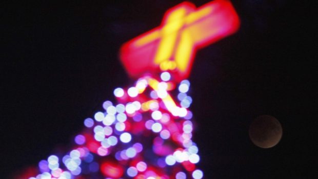 Vánoční strom v Soulu při zatmění Měsíce