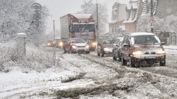 Silnice v Duchcově na Teplicku mizí pod přívaly sněhu