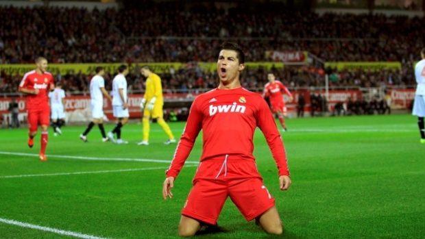 Fotbalový záložník Realu Madrid Cristiano Ronaldo slaví hattrick