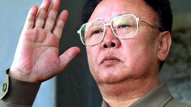 Kim Čong-il na archovním snímku z roku 2005
