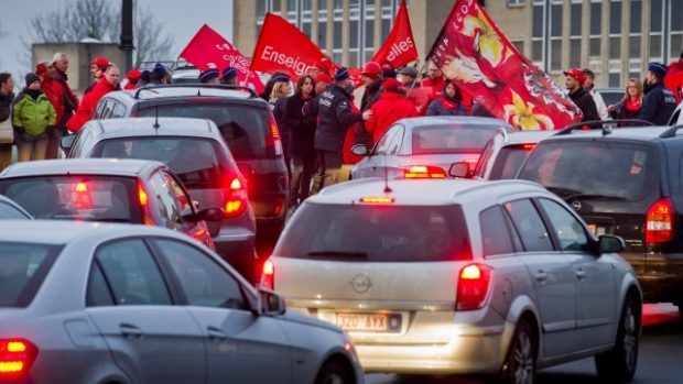 Odbory blokují dopravu během 24 hodin trvajícího protestu