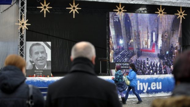 Obrazovka na Horním náměstí v Olomouci během pohřbu Václava Havla