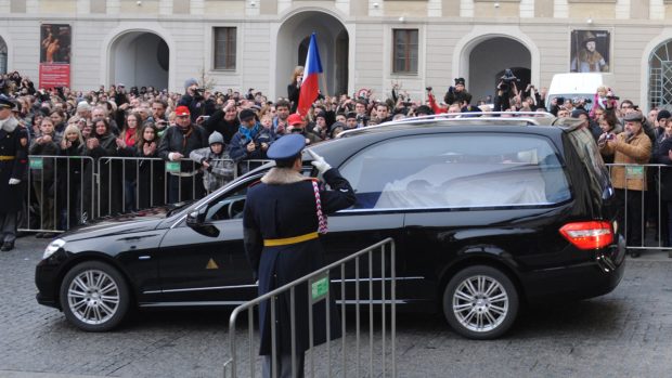 Pohřební vůz s rakví Václava Havla opouští Pražský hrad