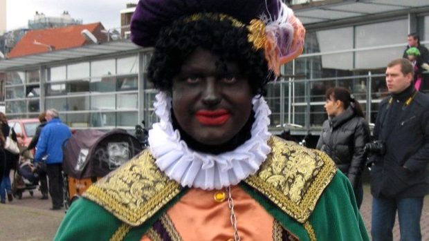 Nizozemský zwarte Piet neboli černý Petr se k českému čertovi přirovnat nedá, je totiž hodný a rozdává dárky
