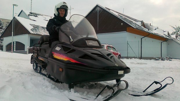 Policista Ondřej Svoboda hlídá chaty na Novoměstsku se sněžným skútrem