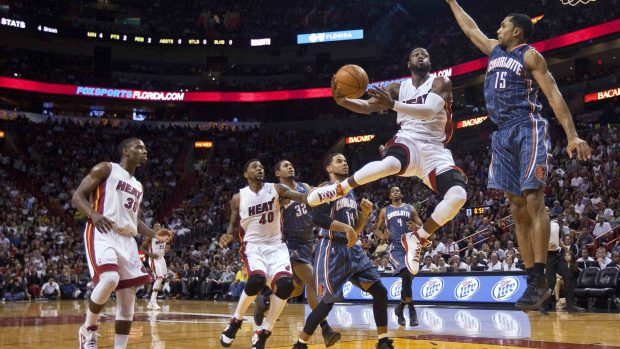 Dwayne Wade z Miami (s míčem) překonal hranini 14 000 bodů a 3500 asistencí v NBA