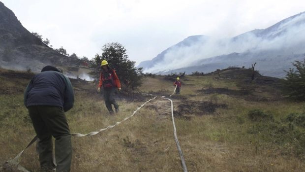 Hasiči bojují s požárem v národním parku Torres del Paine