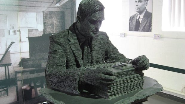 Sochařský portrét Alana Turinga v britském Bletchley Park