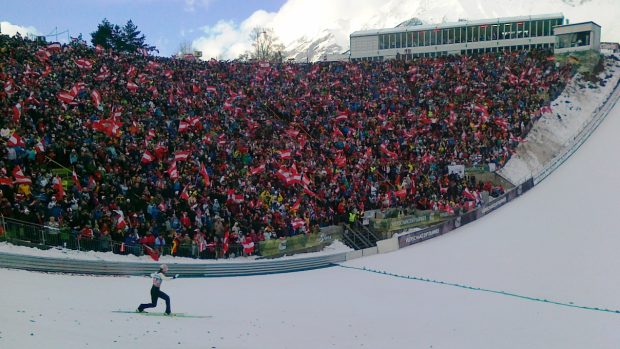 Diváci vytvořili v Innsbrucku skokanům bouřlivou atmosféru