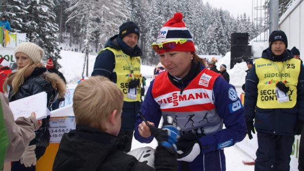 Lyžařka Eva Nývltová se podepisuje fanouškům v Toblachu