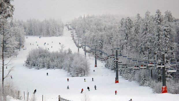 Lyžování – modrá sjezdovka se 4sedačkovou lanovkou Schwarzenbergbahn