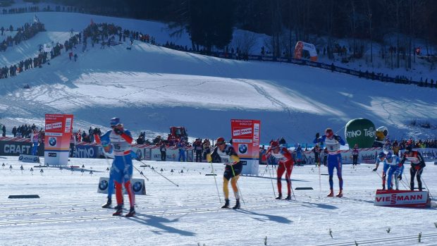 Lukáš Bauer (č. 8) bojuje o vedení v závodě na 20 km ve Val di Fiemme