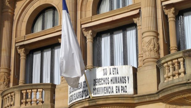 Nápis na radnici v Donostii-San Sebastiánu jasně odmítá činnost organizace ETA