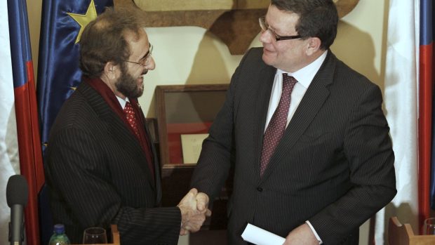 Irácký ministr obrany Saadún Dulajmí se svým českým protějškem Alexandrem Vondrou