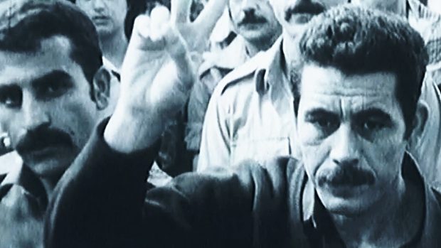 Dobový snímek Palestinců zadržovaných izraelskou armádou