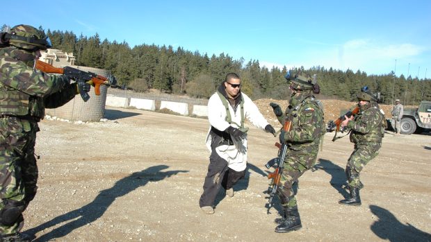 Čeští vojáci cvičí v Německu v simulované afghánské vesnici