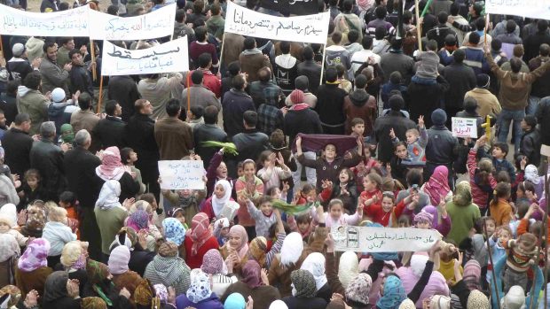 Demonstrace proti prezidentu Bašáru Asadovi v syrském městě Hula blízko Homsu